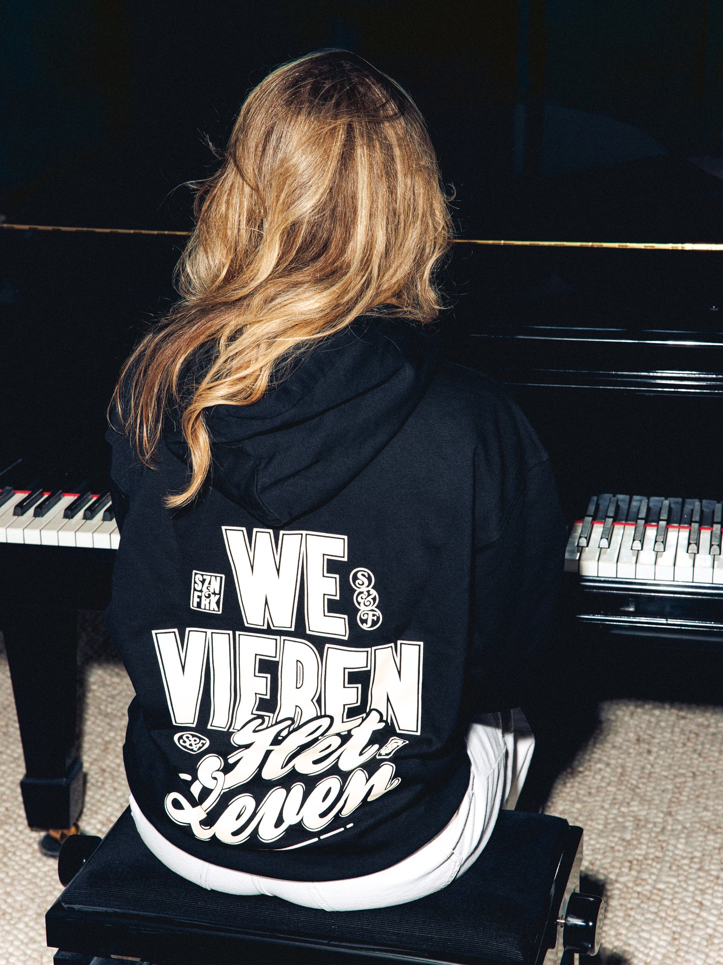 Hoodie | We vieren het leven zwart